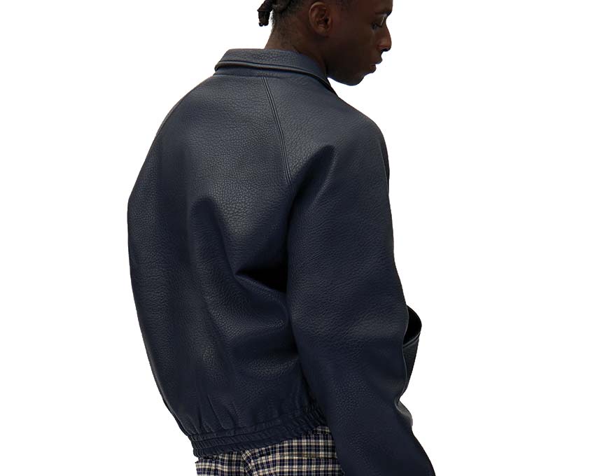 Arte Big Logo Leather Jacket Navy vista lateral — cuero suave logo bordado