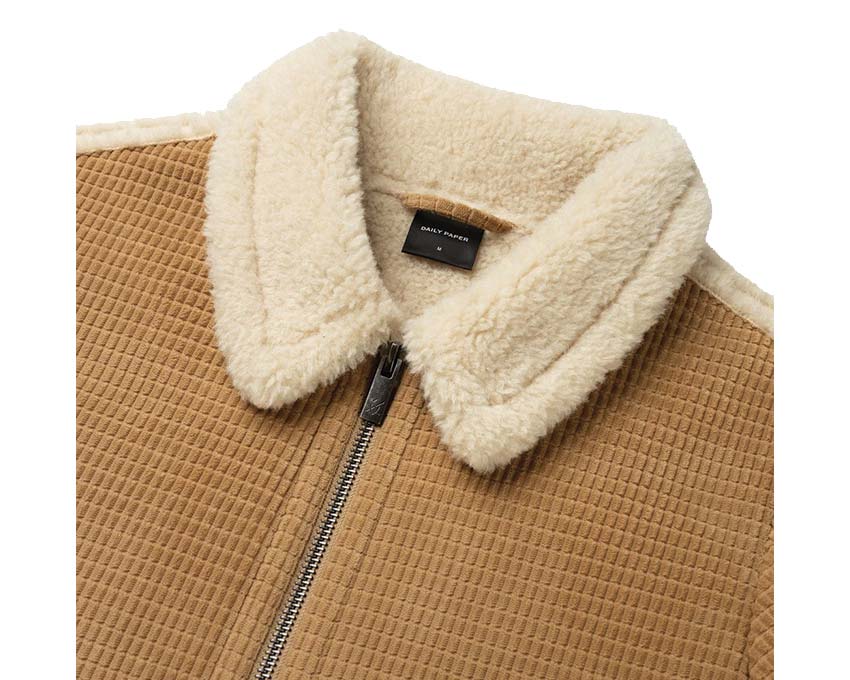Daily Paper Oluwa Fur Jacket Camel Seitenansicht — weiche Pelztextur