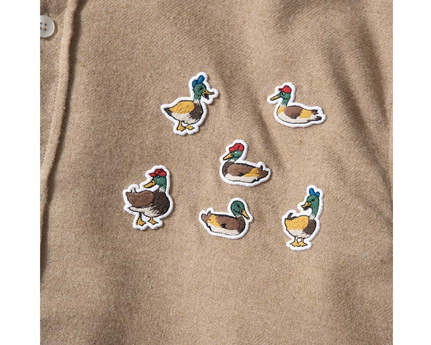 Edmmond Studios 10 Years Shirt Plain Brown detalle — bordado logo 10 años