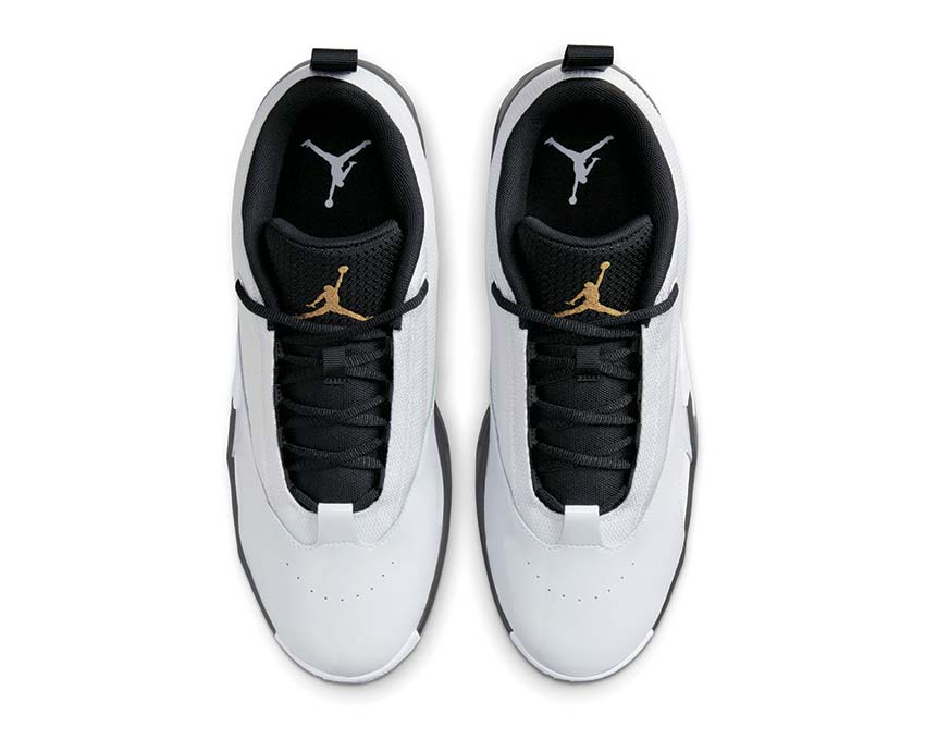 Jordan Max Aura 6 White Metallic Gold Black — écusson Jumpman AJ14 détail