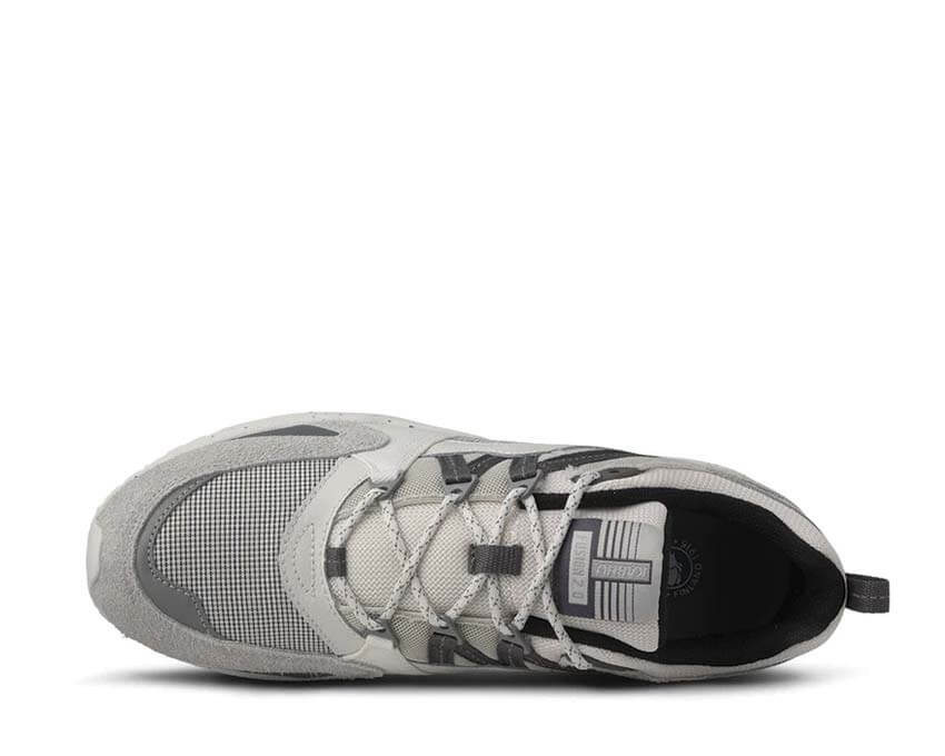 Karhu Fusion 2.0 Foggy Dew détail — logo Karhu