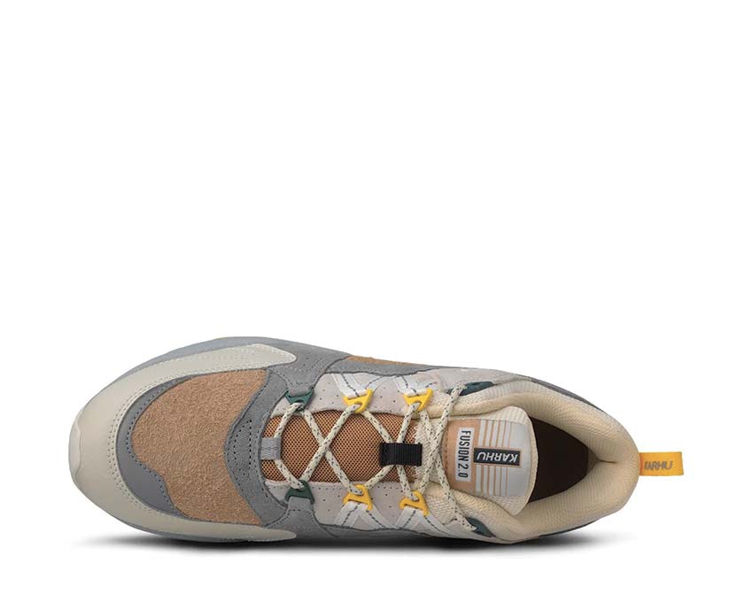 Karhu Fusion 2.0 Limestone Bright White détail — logo ours Karhu brodé