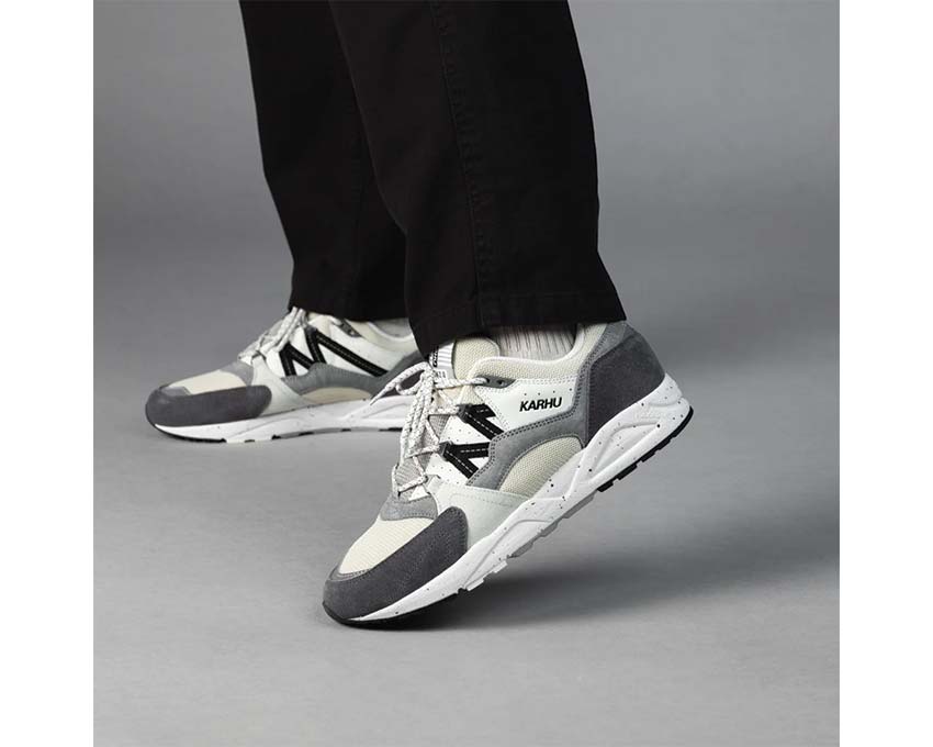 Karhu Fusion 2.0 Jet Black Seitenansicht — Leder und Mesh schwarz Premium