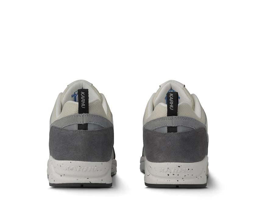 Karhu Fusion 2.0 Jet Black Detail — Karhu Bär-Logo gestickt dunkle Farbe