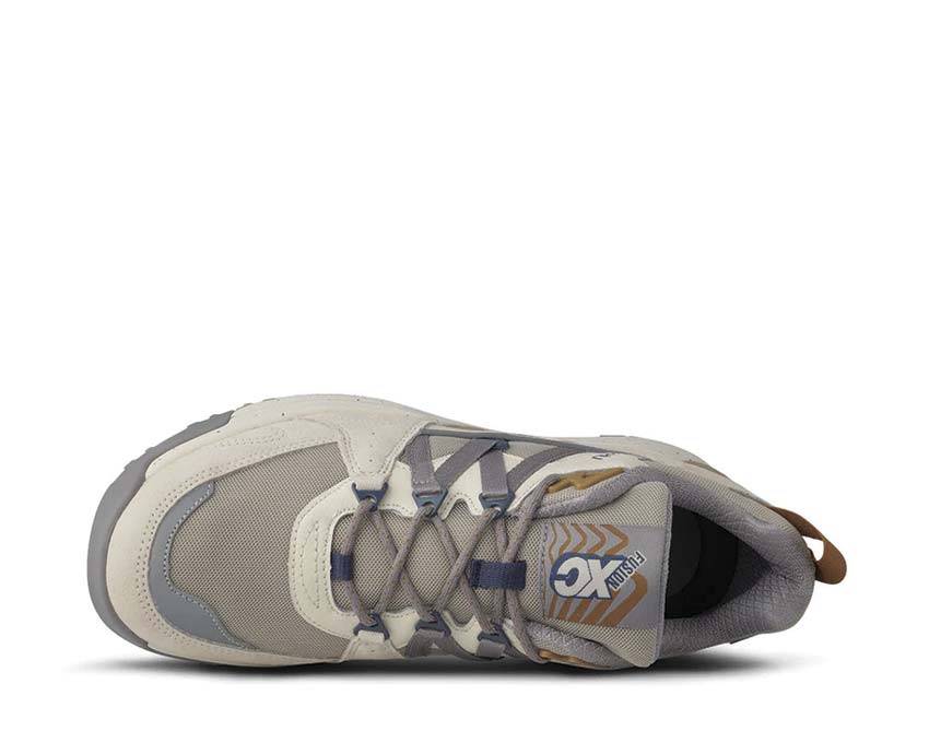Karhu Fusion XC Silver Lining Gull détail — logo ours Karhu brodé trail bicolore