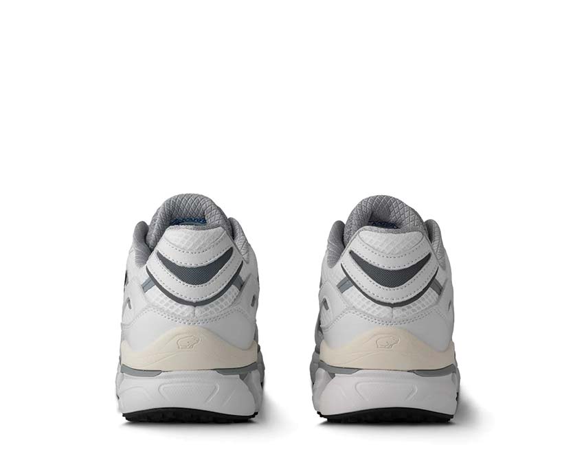 Karhu Super Fulcrum White Deep Dive détail — logo ours Karhu brodé blanc et marine