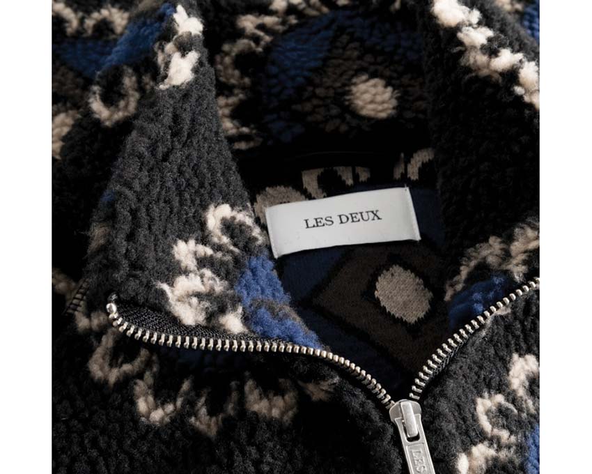 Les Deux Red Zipper Jacket Black Blueprint détail — bandes colorées logo