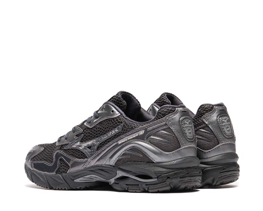Mizuno Wave Rider 10 Black detail — vintage Mizuno logo