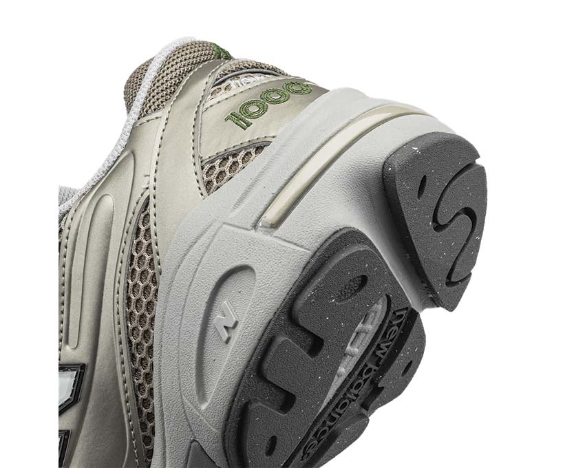 New Balance 1000 Arid Stone/Light Silver/Dark Alpine Green vista lateral — parte superior estructurada en cuero y ante