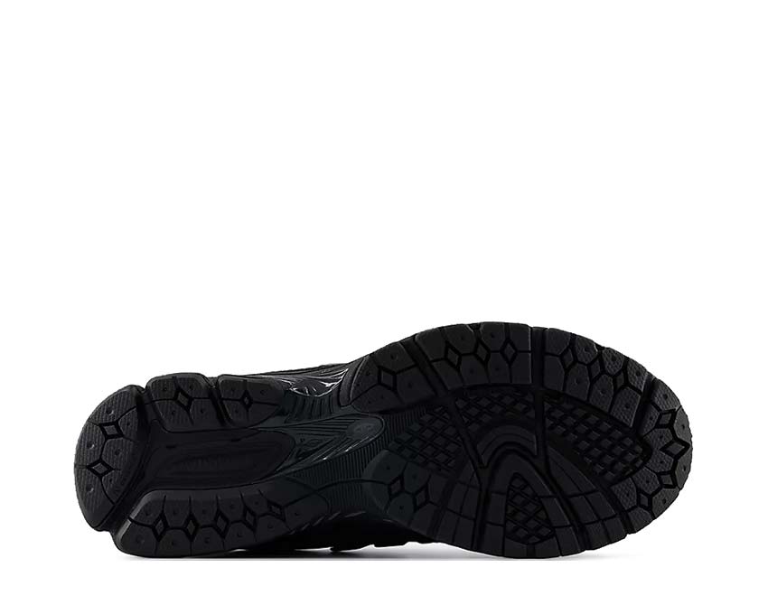 New Balance 1906 Black Magnet — vue trois quarts paire lifestyle