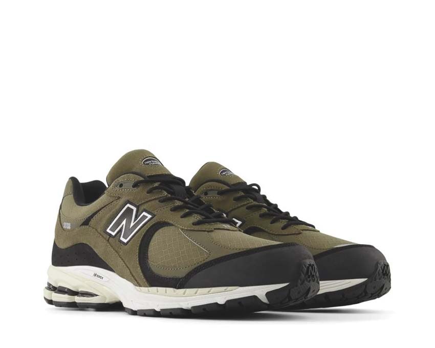 New Balance 2002RX Dark Camo vue latérale — mesh et overlays techniques