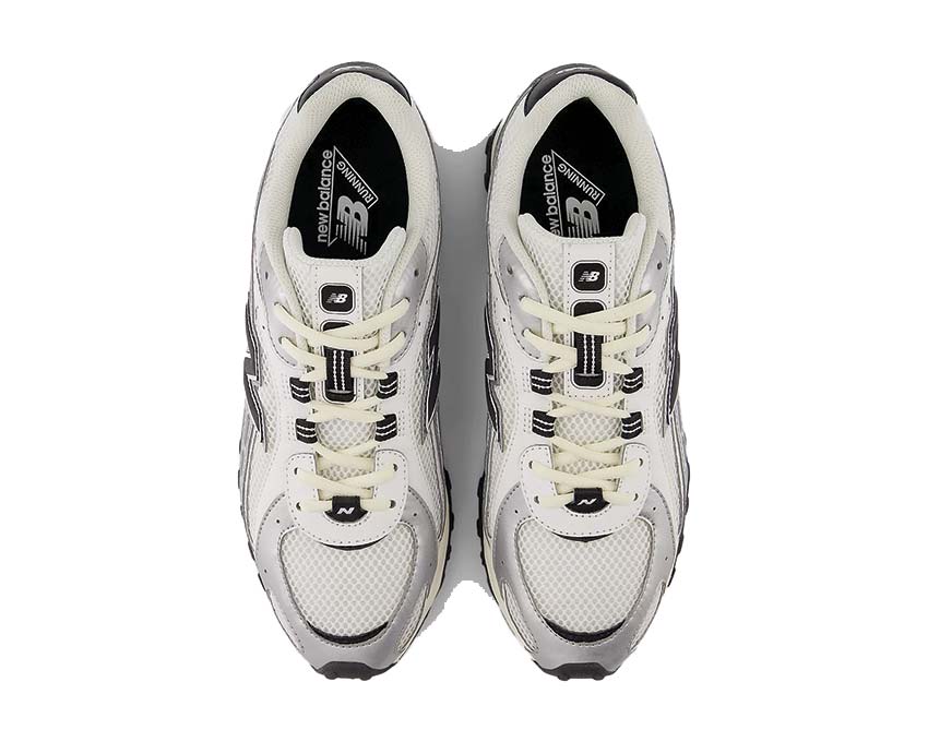 New Balance 204L Silver Metallic detalle — logo N plateado sobre parte superior metálica cromada