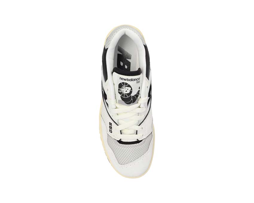 New Balance 550 Sea Salt Black détail — logo N brodé sur flanc