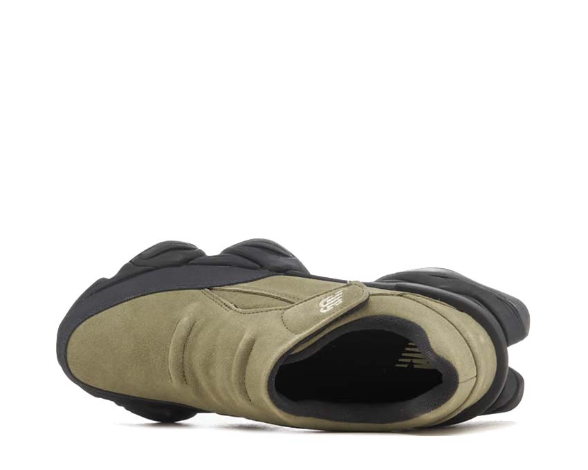 New Balance 8040 Dark Olivine suela — suela con tacos agarre todo terreno
