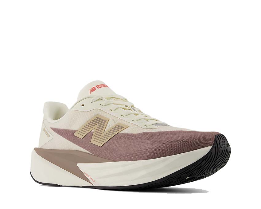 New Balance FuelCell Rebel v5 Angora vista lateral — mesh ultraligero transpirable