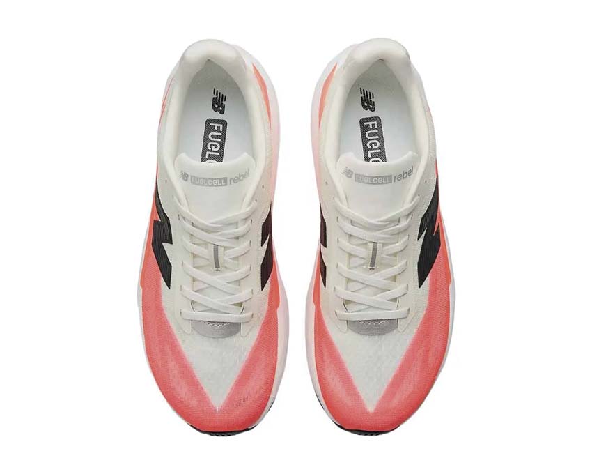 New Balance FuelCell Rebel v5 Urgent Red detalle — logo NB contraste blanco-rojo