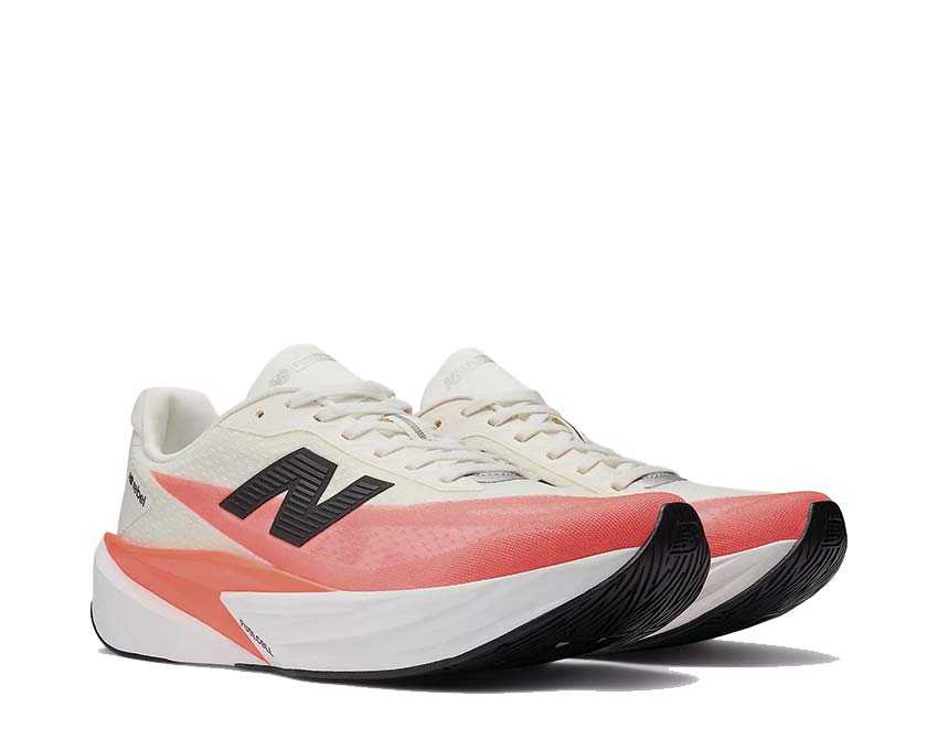 New Balance FuelCell Rebel v5 Urgent Red vista lateral — parte superior mesh rojo intenso reactivo