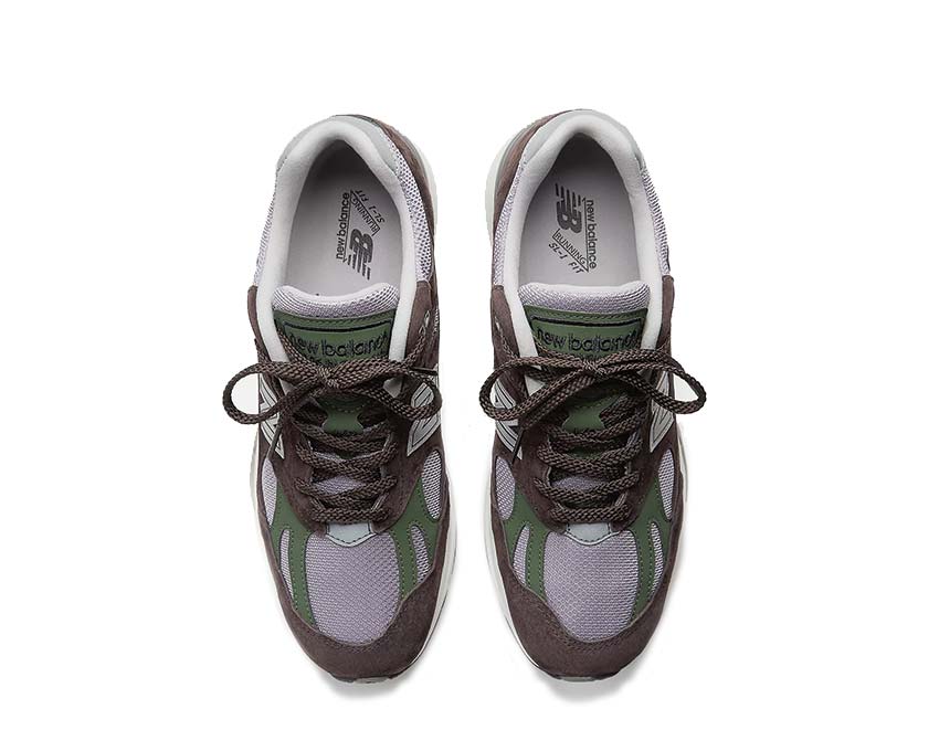 New Balance 991v2 Made in UK Licorice détail — logo N brodé et coutures ton sur ton