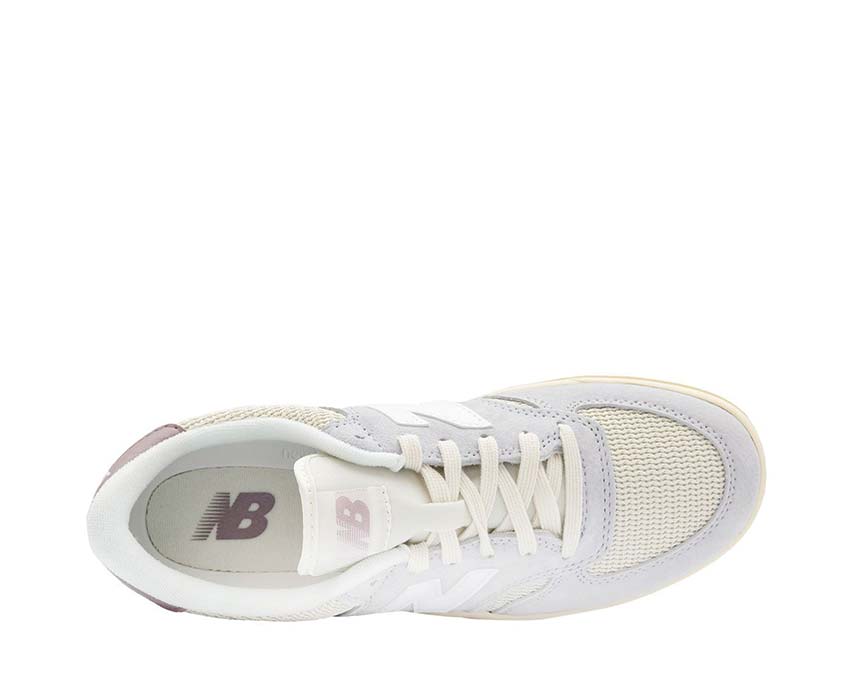 New Balance T500 Pearl Grey/Linen/Ice Wine vista lateral — parte superior de cuero y malla transpirable