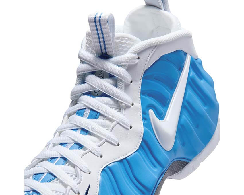 Nike Air Foamposite Pro University Blue vue latérale — coque monolithique bleue