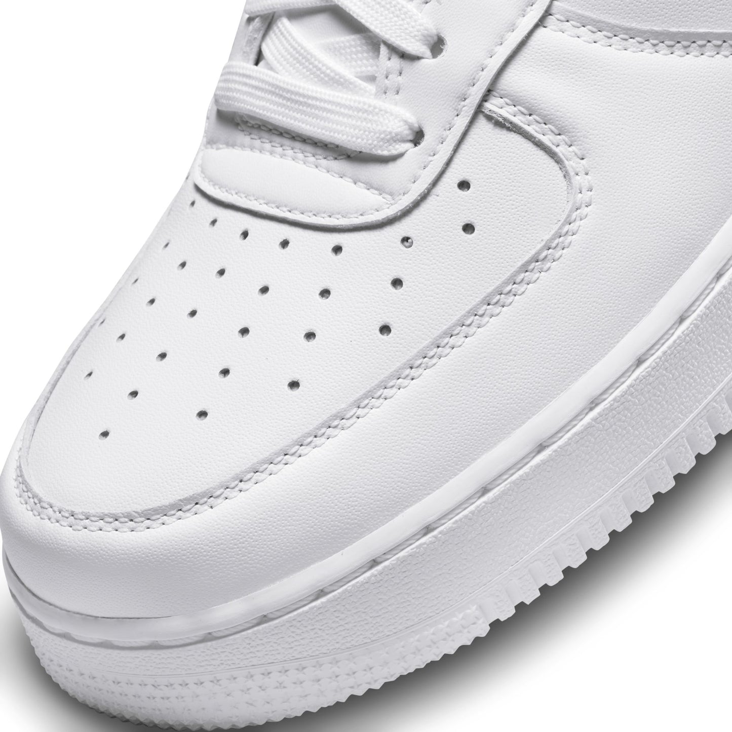 Nike Air Force 1 '07 Fresh White vue latérale — tige cuir blanc perforé
