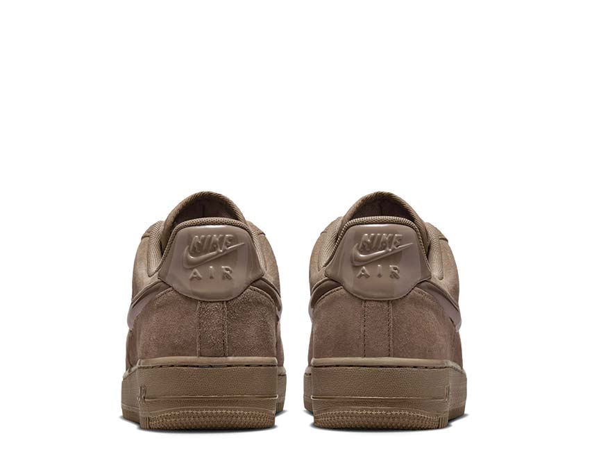 Nike Air Force 1 '07 W Mink Brown détail — Swoosh cuir marron mink perforé