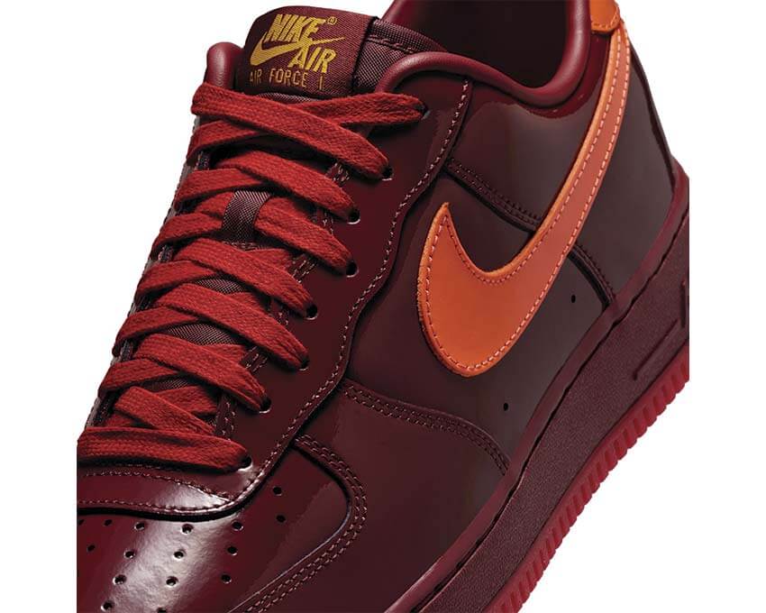 Nike Air Force 1 Low QS Dark Team Red vue latérale — tige en cuir verni brillant