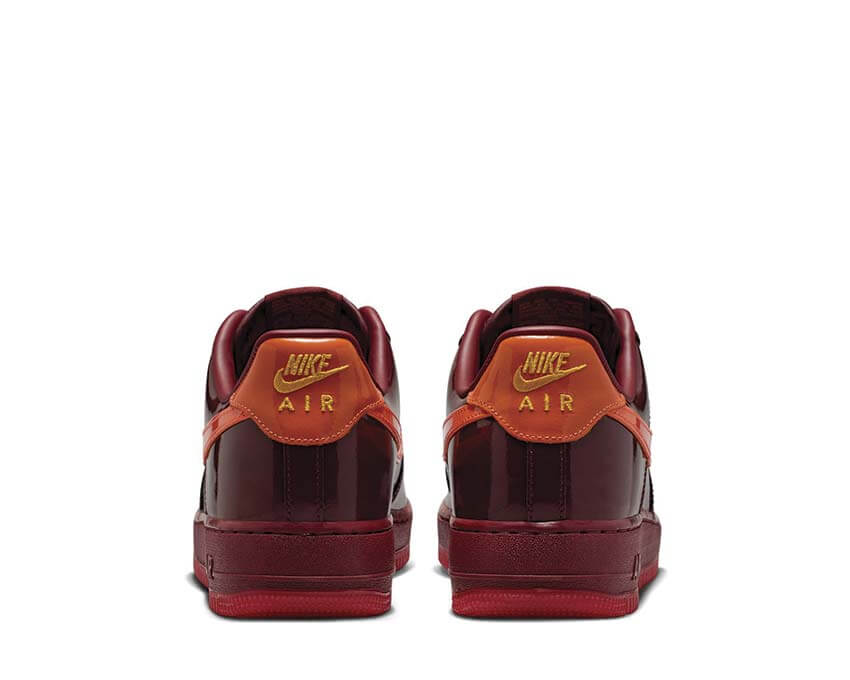 Nike Air Force 1 Low QS Dark Team Red détail — empiècements cuir verni rouge