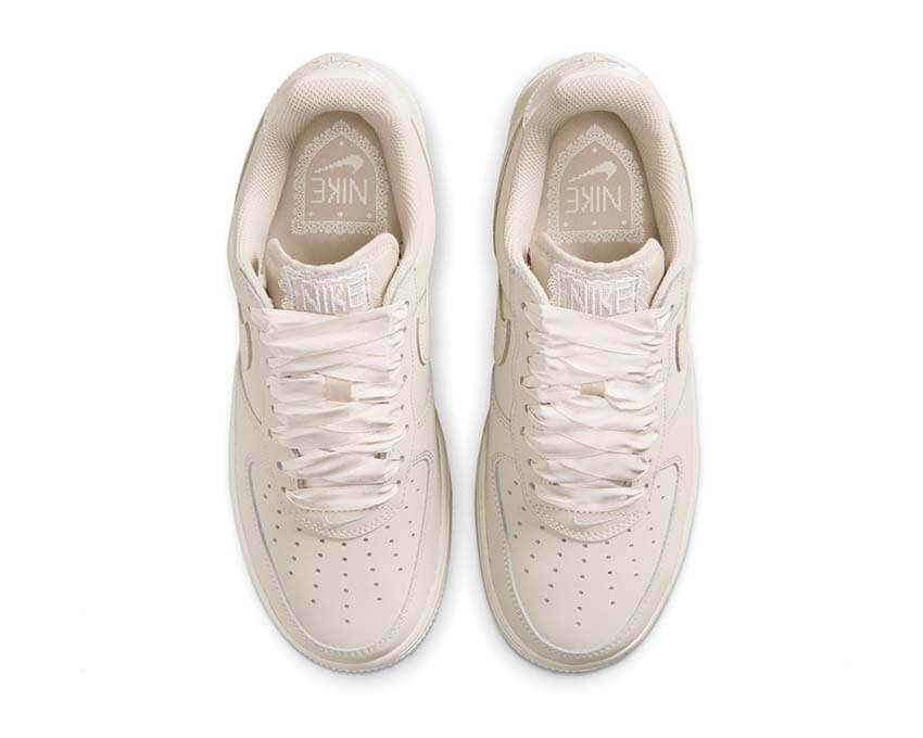 Nike Air Force 1 Retro Premium W Oatmeal — vue arrière contrefort premium