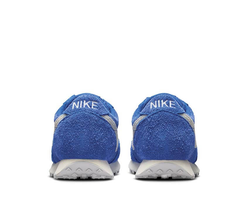 Nike Daybreak SDE SP Hyper Royal détail — Swoosh superposé suède bleu