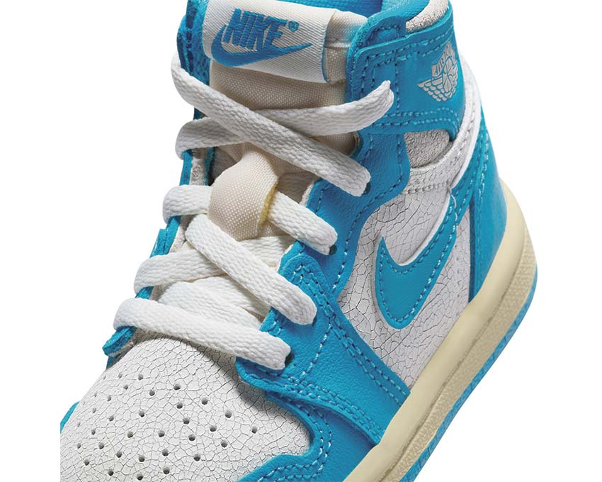 Jordan 1 Retro High OG UNC Reimagined TD vue latérale — cuir vieilli bleu Carolina bébé