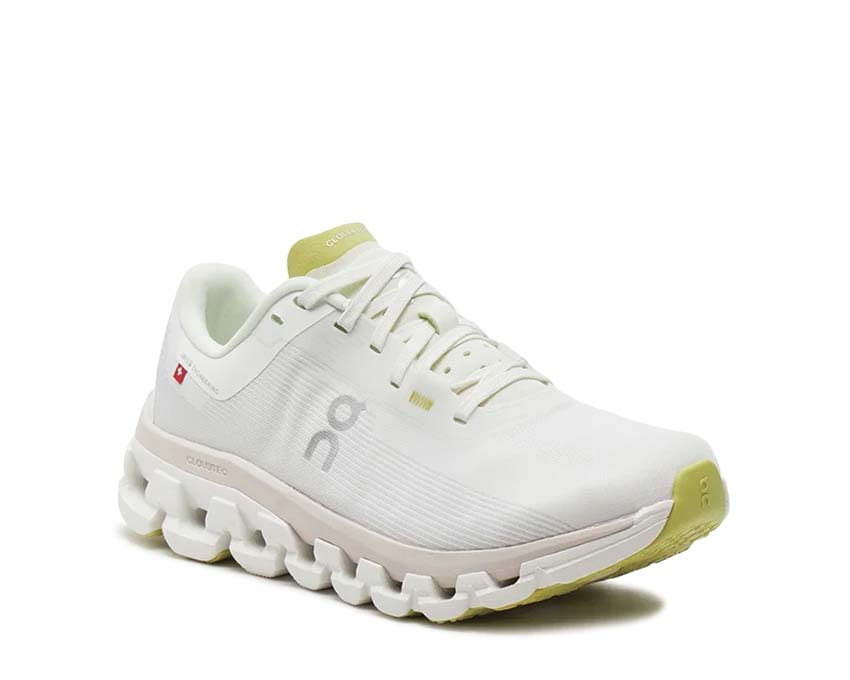 On Cloudflow 4 W White Sand vue latérale — profil running rapide femme