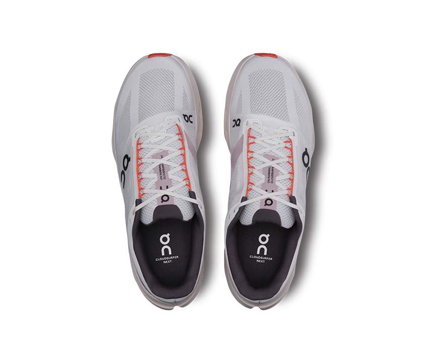 On Cloudsurfer Next White/Flame vista trasera — amortiguación zapatilla running flexible hombre