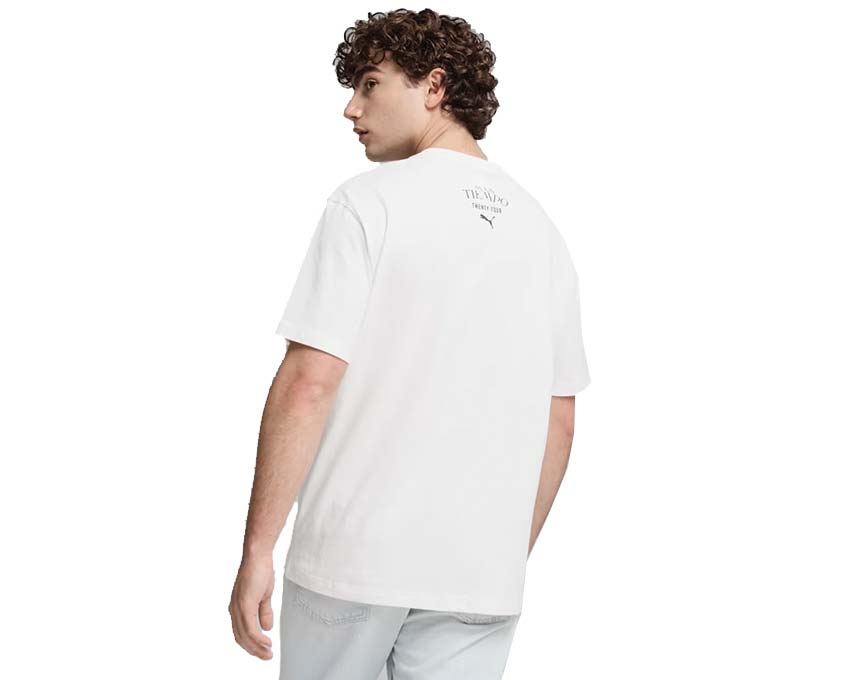 Puma x Más Tiempo Tee White détail — imprimé Más Tiempo Puma blanc