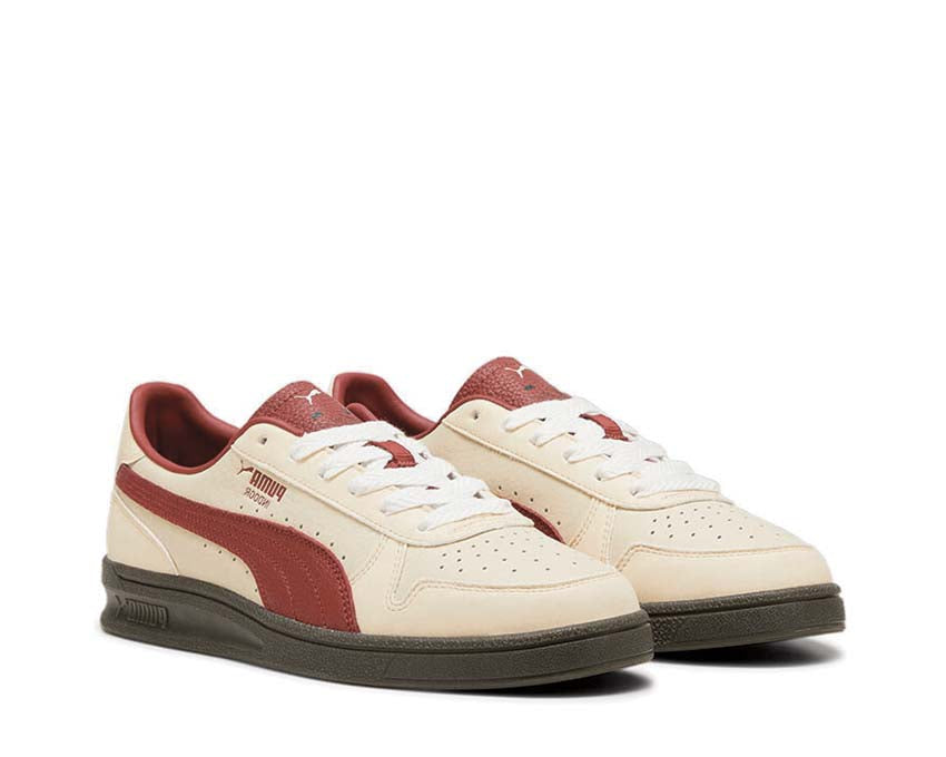 Puma Indoor Players Lane Creamy Vanilla Intense Red Seitenansicht — Obermaterial Vanille und Rot