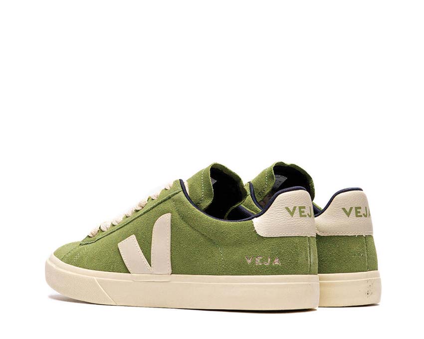 Veja Campo Bold Suede Kiwi Pierre detalle — logo V bordado
