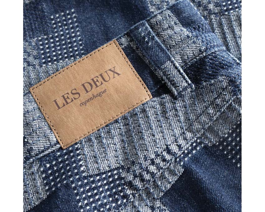 Les Deux Ryder Jacquard Jeans Light Denim Blue détail — ceinture logo
