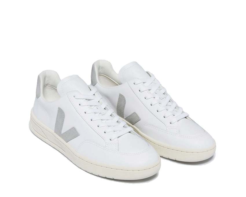 Veja V-12 Leather White Light Grey vista lateral — cuero liso blanco y gris claro