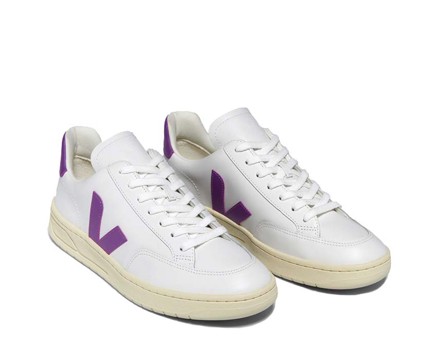 Veja V-12 White/Cosmos vista lateral — cuero liso bicolor