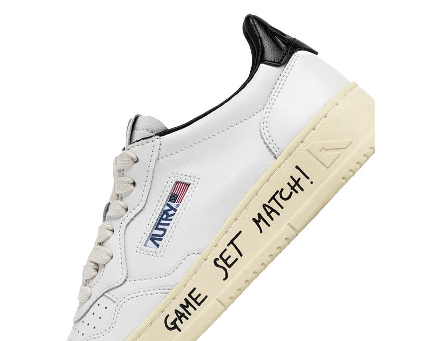 Autry Medalist Low Match White Black vista lateral — cuero liso bicolor Match