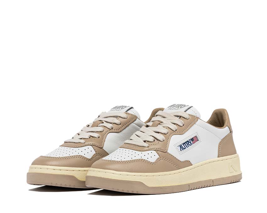 Autry Medalist Low White Pep vista lateral — cuero bicolor blanco y pimienta