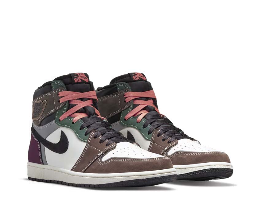 Jordan Air Jordan 1 Retro High OG Black Sail vue latérale — cuir noir lisse