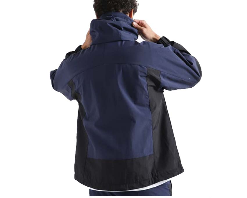Arte Jeremey Jacket Navy vista lateral — detalle bolsillos costuras