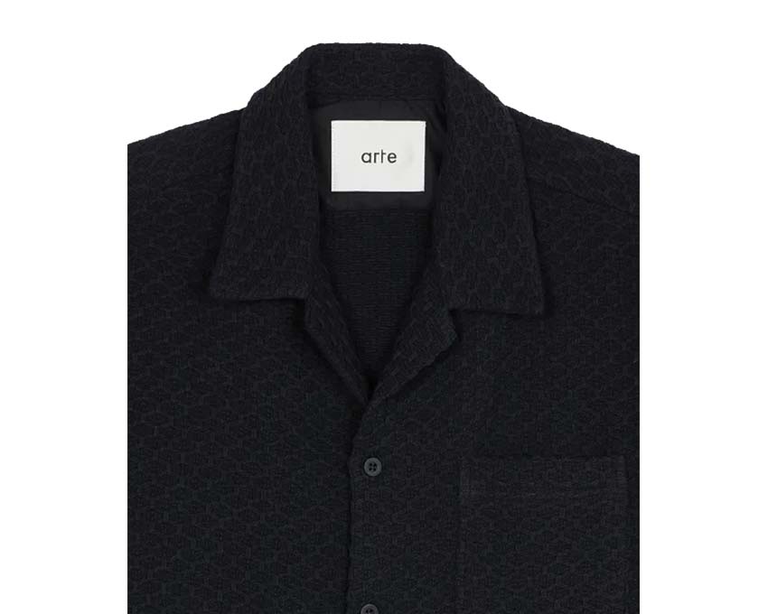 Arte Smith Shirt Black vue latérale — détail col coupe droite