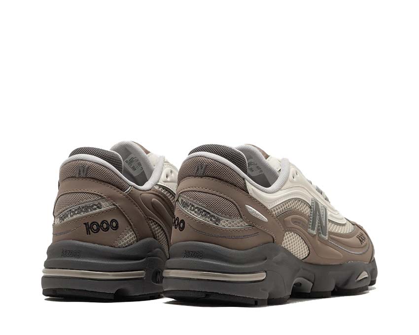 New Balance 1000 Mushroom detalle — superposiciones de cuero natural texturizado