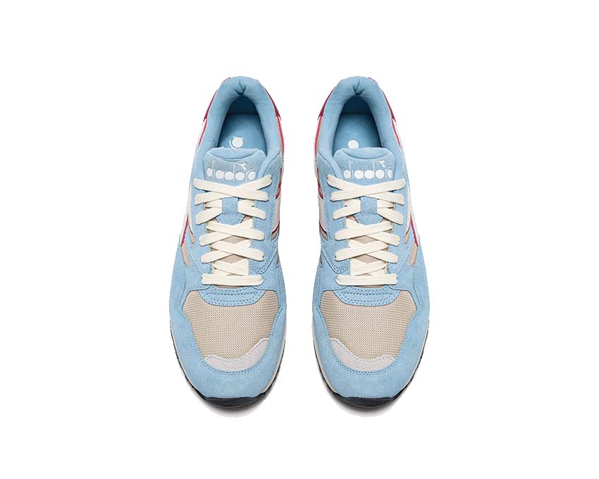 Diadora N902 Oyster Gray Dusk Blue détail — logo brodé flanc