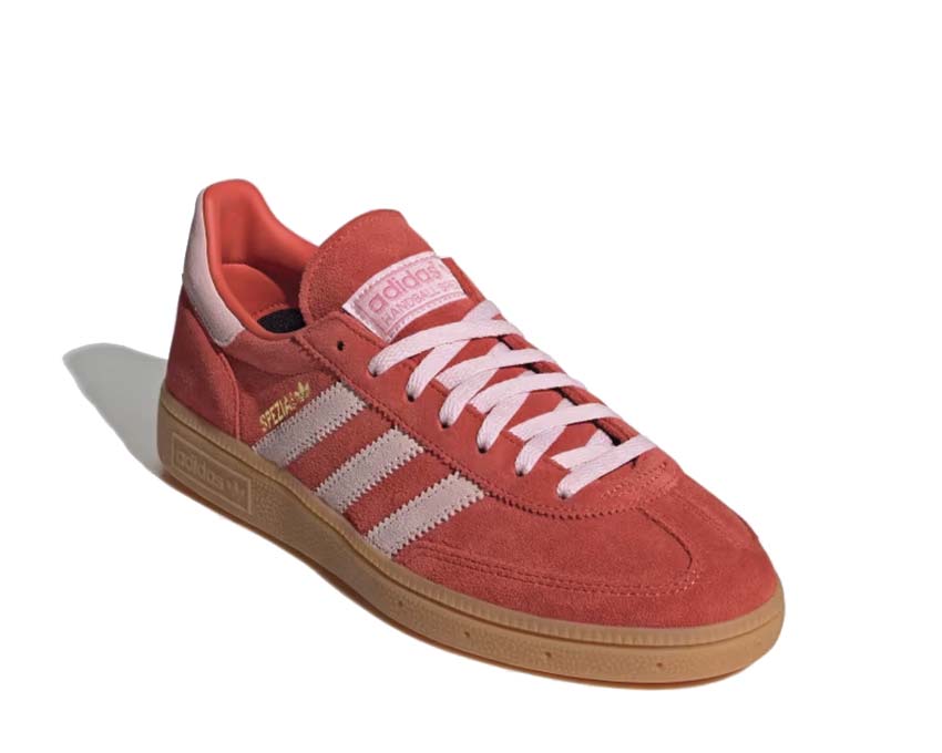 Adidas Handball Spezial Bright Red vue latérale — daim rouge et suede Clear Pink
