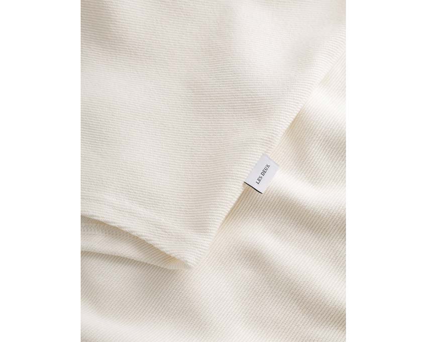 Les Deux Barry Baseball Jersey Shirt Light Ivory détail — col V logo brodé