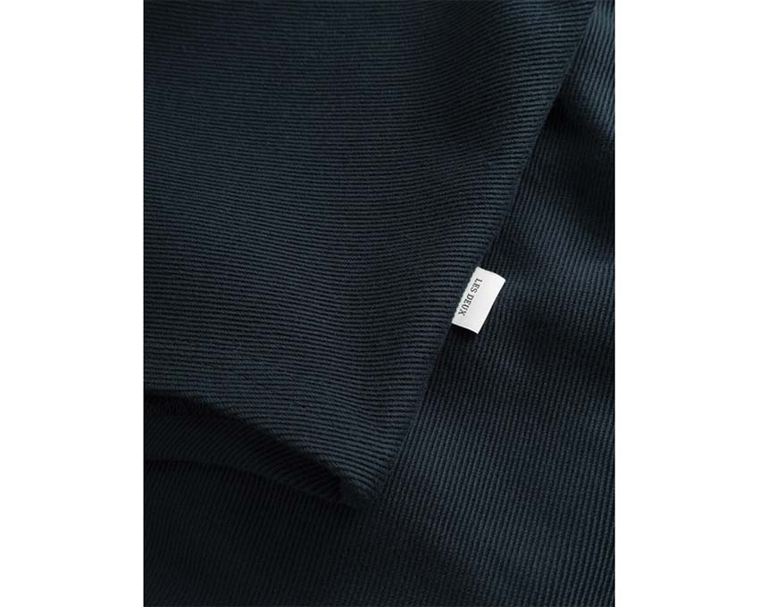 Les Deux Barry Baseball Jersey Shirt Dark Navy détail — col V broderie logo