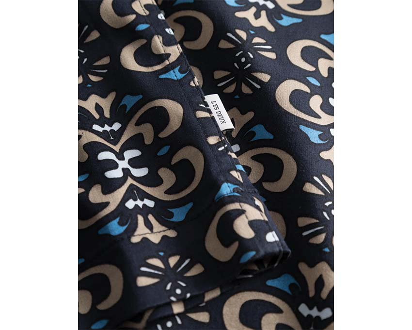 Les Deux Hendrix AOP SS Shirt Dark Navy détail — imprimé AOP devant